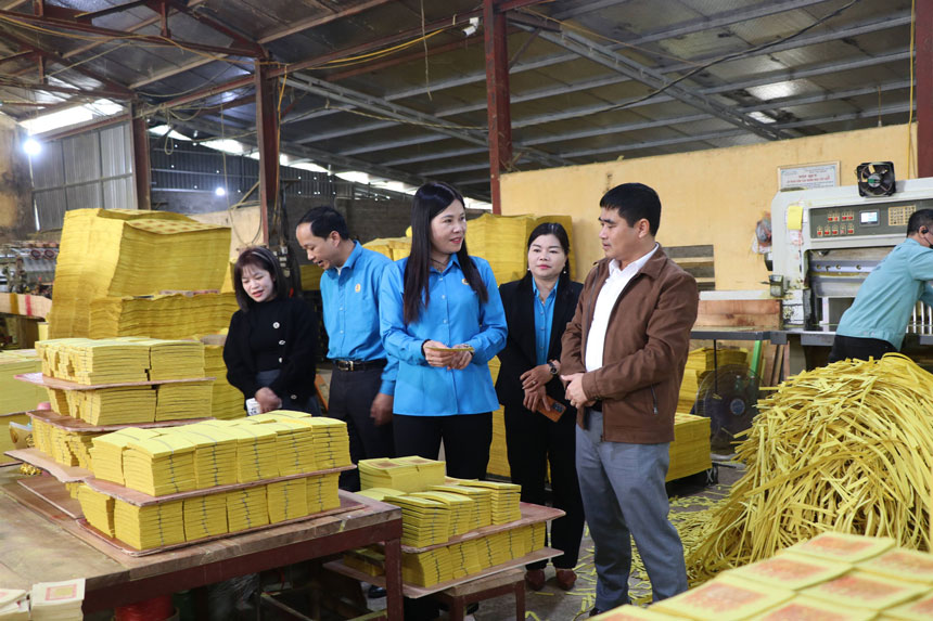 Lanh dao LDLD tinh Lao Cai tham va nam bat tinh hinh san xuat tai cac doanh nghiep.