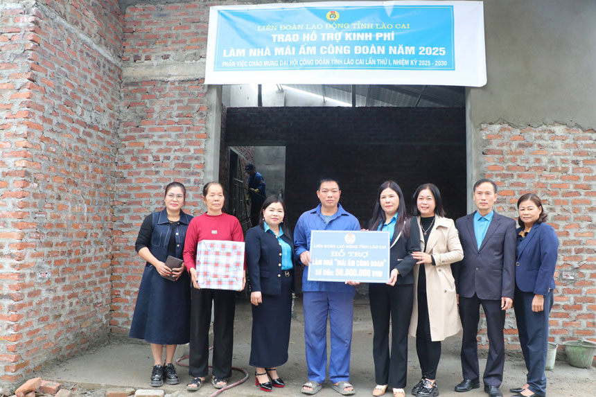 La Federacion Laboral de la provincia de Lao Cai entrega apoyo para construir la casa 'Casa del Sindicato' para los miembros del sindicato en circunstancias dificiles. Foto: Bao Nguyen