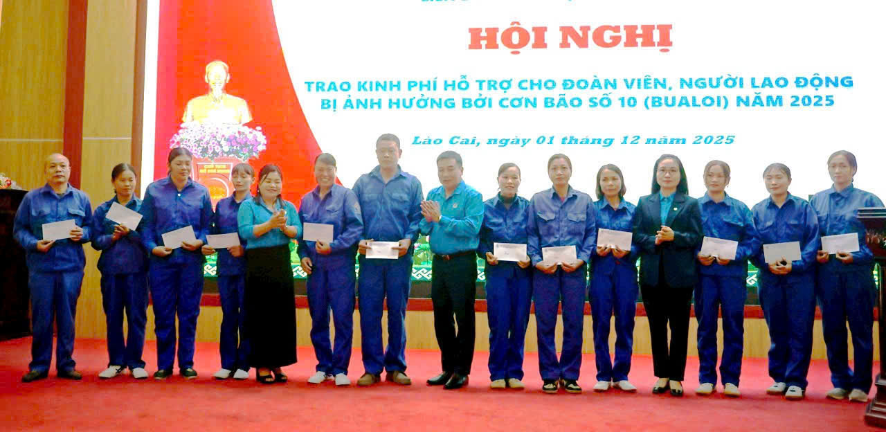 Ho tro doan vien bi anh huong con bao so 10. Anh: Bao Nguyen