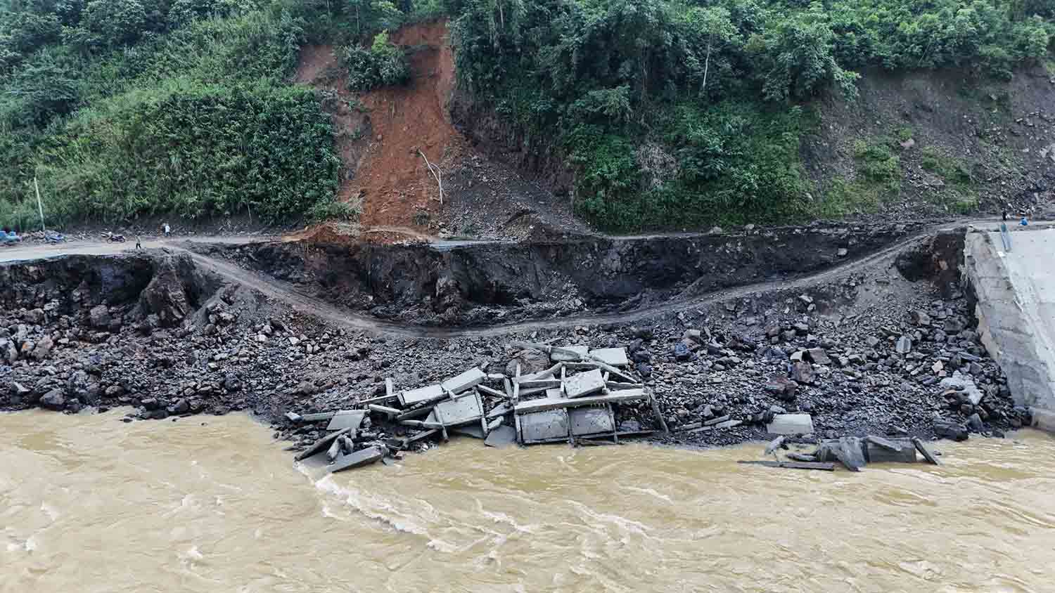 Mot doan QL.34 da bi cuon troi nen va mat duong dan toi chia cat hoan toan khi thuy dien Bac Me tien hanh xa lu cuoi thang 9.2025. Anh: PV.