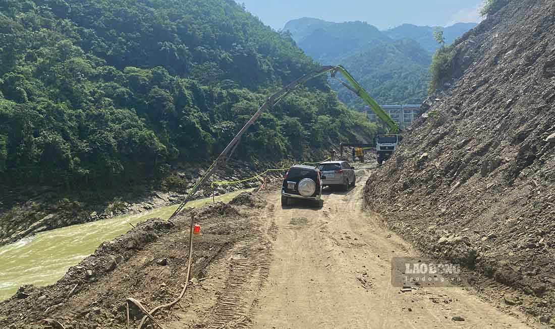 Doan sat lo tren QL.34 ha luu thuy dien Bac Me duoc thong xe tam tu ngay 6.11, nguy co sat lo van thuong truc. Anh: Nguyen Tung.