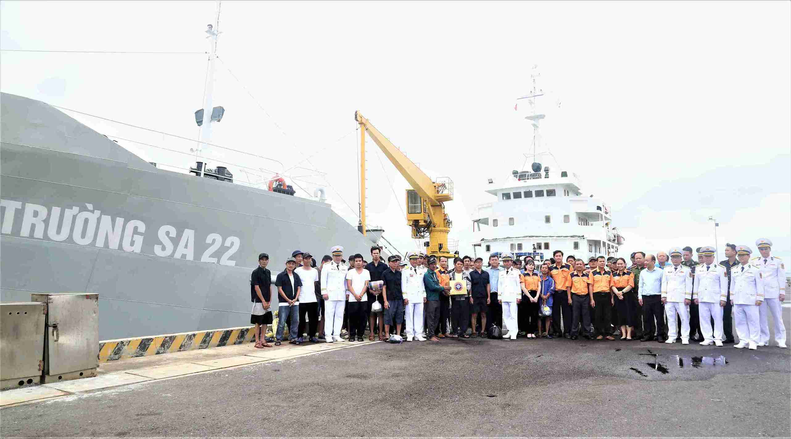 Leaders of the Naval Region 4 Command and representative agencies took photos with fishermen at the port. Photo: Minh Chau