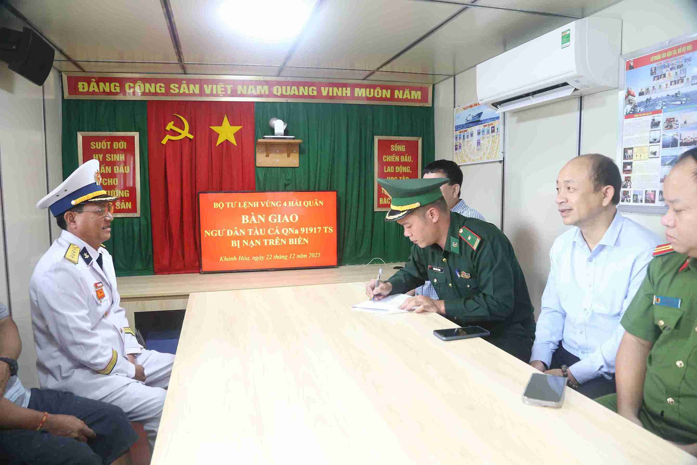 Chu tich xa Nui thanh, thanh pho Da Nang phat bieu tai buoi le nhan ban giao ngu dan gap nan. Anh: Minh Chau