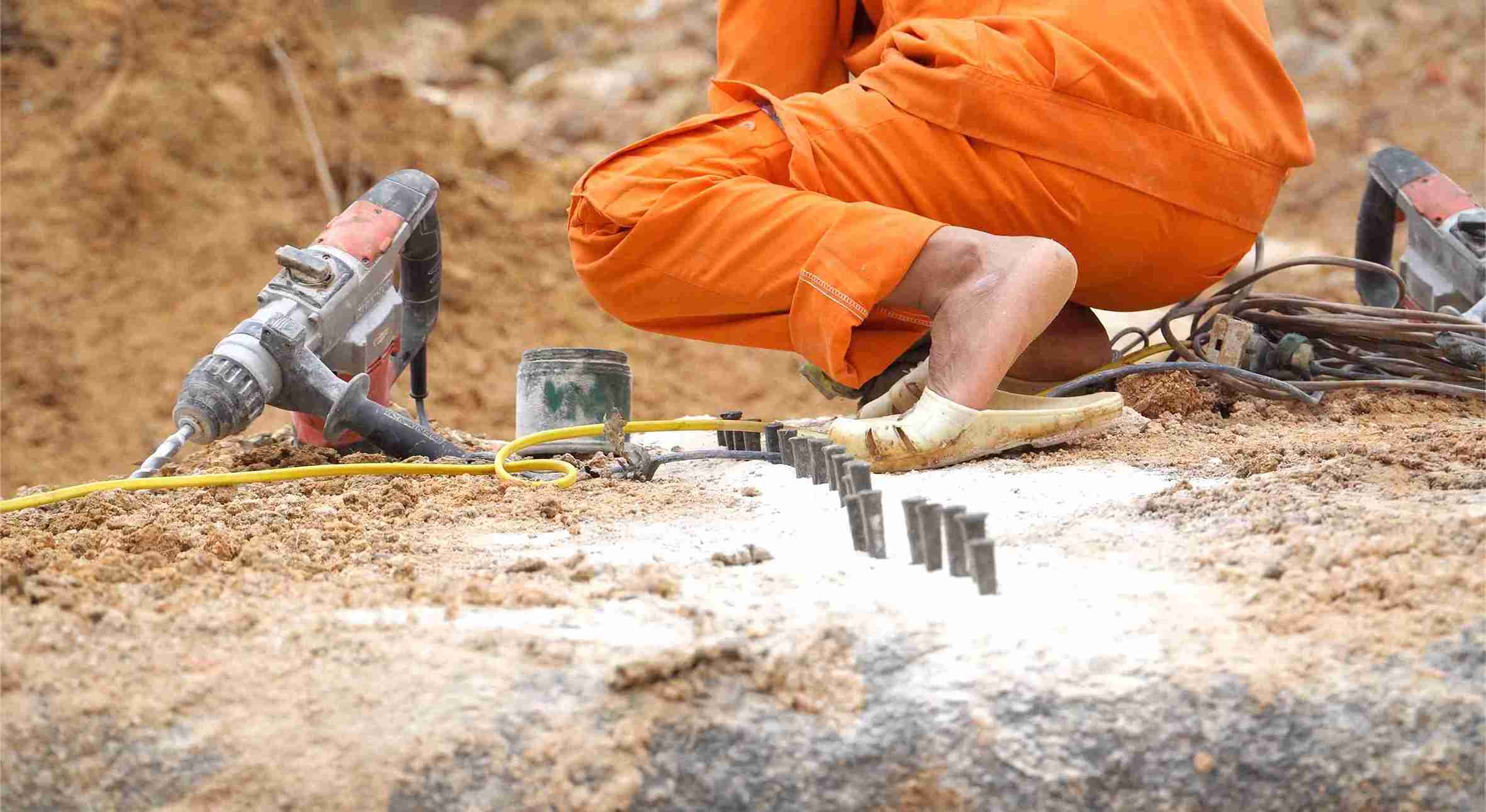 Nhieu vi tri da lon van che khuat tam nhin, bun dat tran ra mat duong, khien viec to chuc thi cong phai thuc hien than trong, tung buoc, bao dam an toan.  