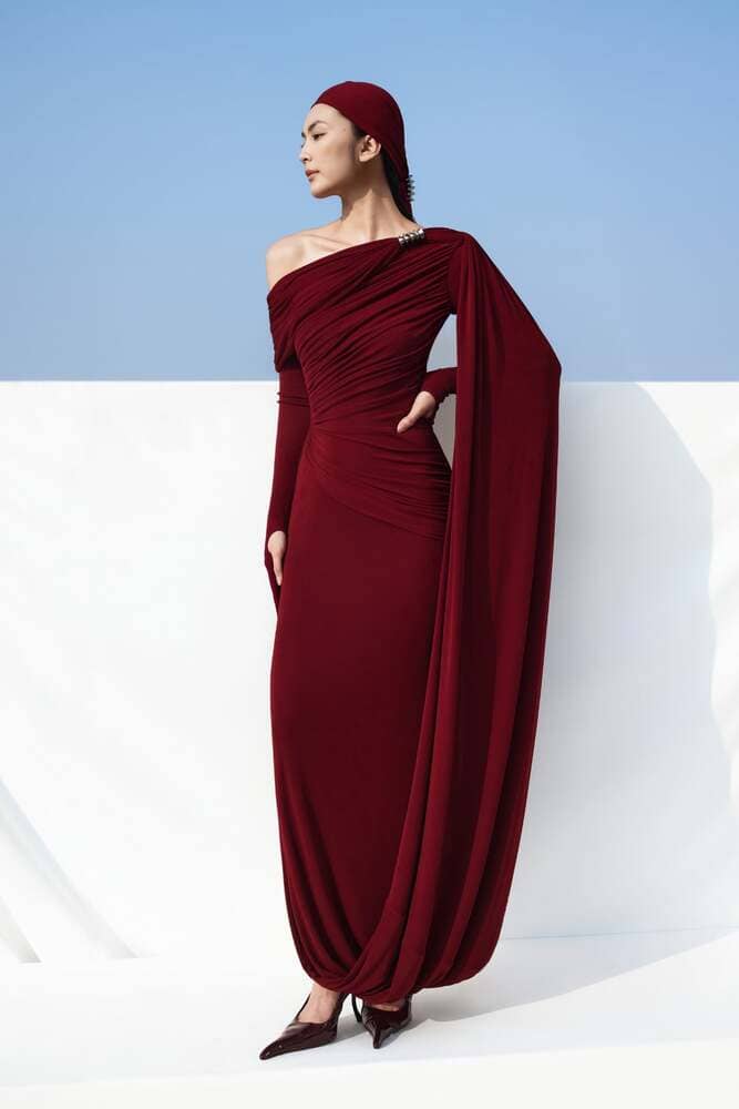 Helly Tong khoe voc dang 