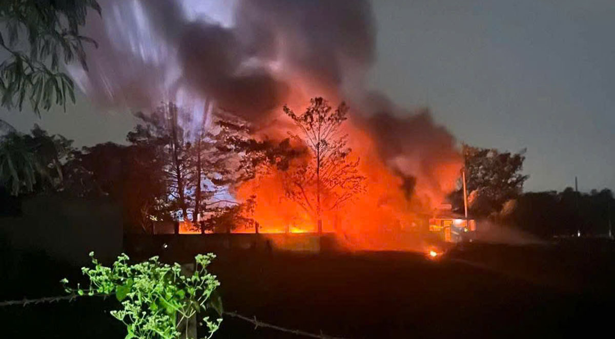 Escena del incendio del vertedero de desechos de cientos de metros cuadrados en Ciudad Ho Chi Minh. Foto: Dong Hoang