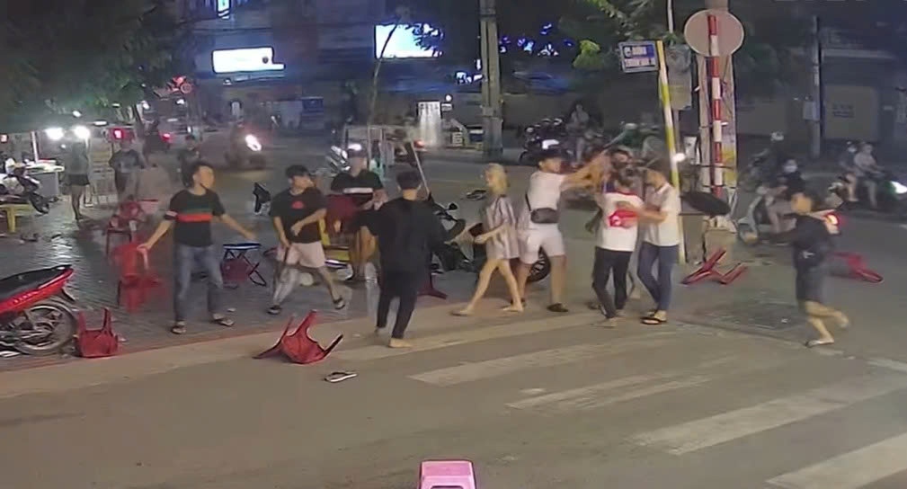 Nhóm đối tượng xông vào quán hủ tiếu đánh nhau. Ảnh cắt từ clip bạn đọc cung cấp