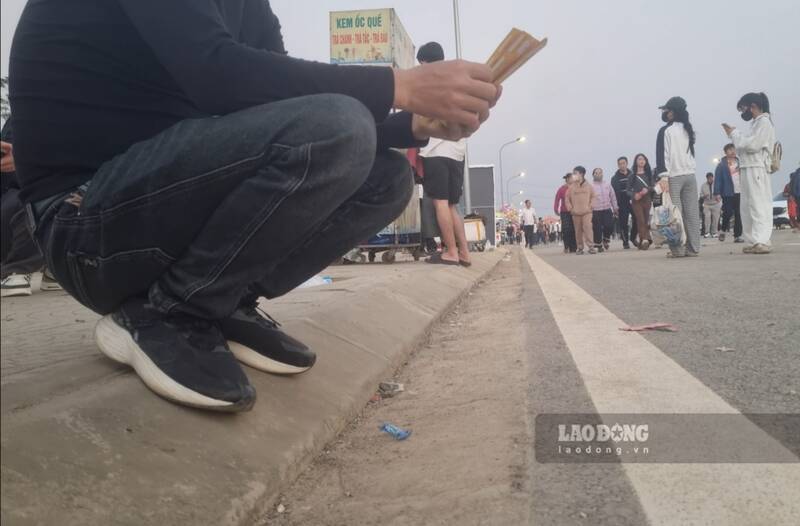 Cac phe ve xuat hien chao moi tai khu vuc cong san van dong. Anh: Nhom Pv