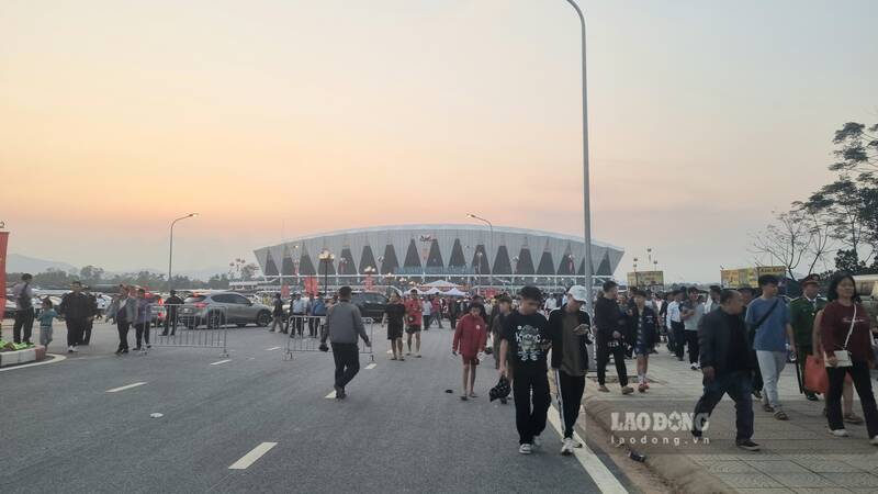 Dong dao co dong vien den xem Giai bong da Tu hung o Thai Nguyen. Anh: Nhom Pv