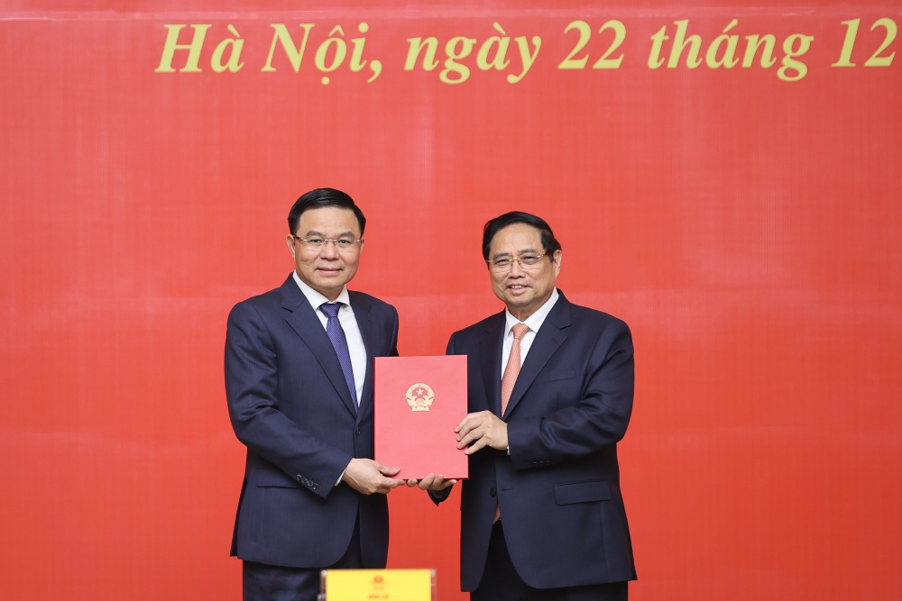 Politburo member and Prime Minister Pham Minh Chinh presented the decision to assign the Acting Minister of Industry and Trade to Mr. Le Manh Hung. Photo: Nhat Bac