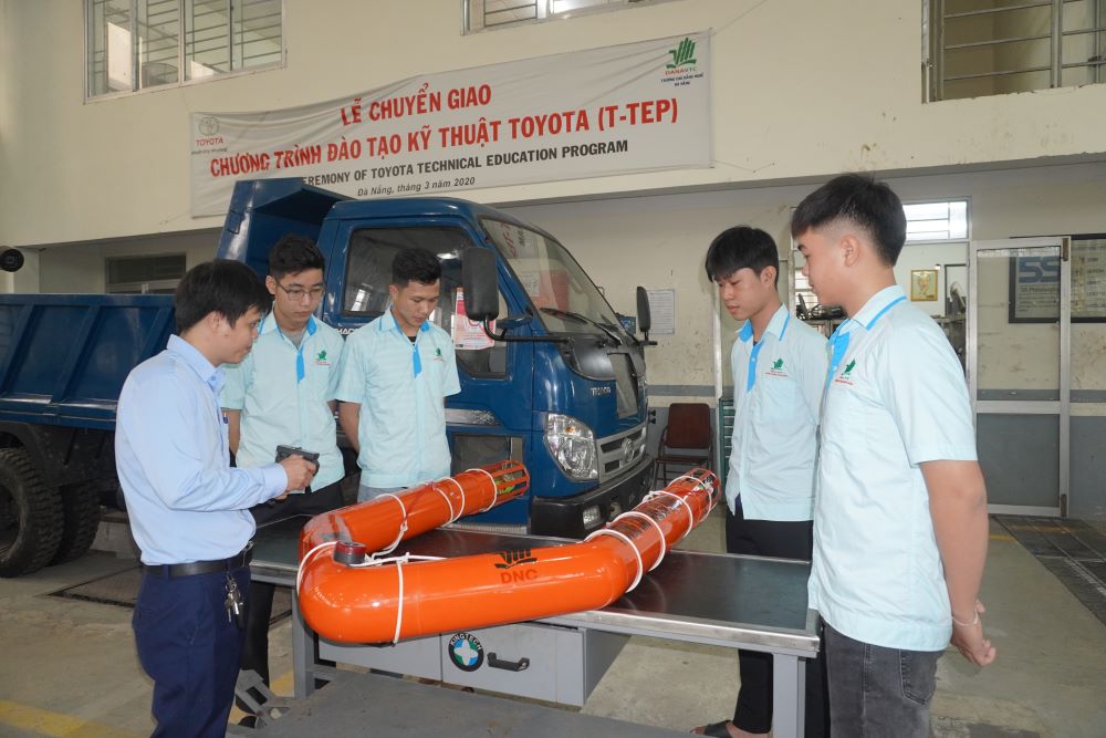 Escuela vocacional en Da Nang fabrica lanchas de rescate controladas a distancia. Foto: Tran Thi