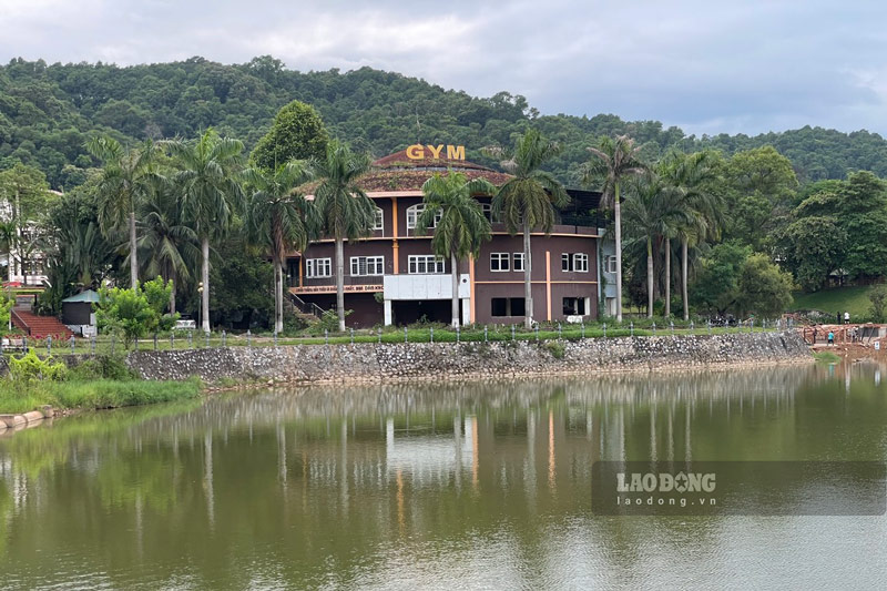 Cong vien Nhac Son nam duoi khu vuc chan doi Nhac Son. Anh: Dinh Dai.