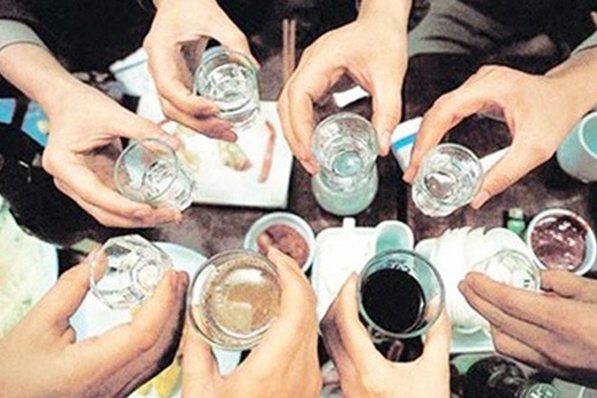 The Ministry of Health investigates the suspected alcohol poisoning containing methanol that killed a person in Hai Phong. Photo: Linh Cam