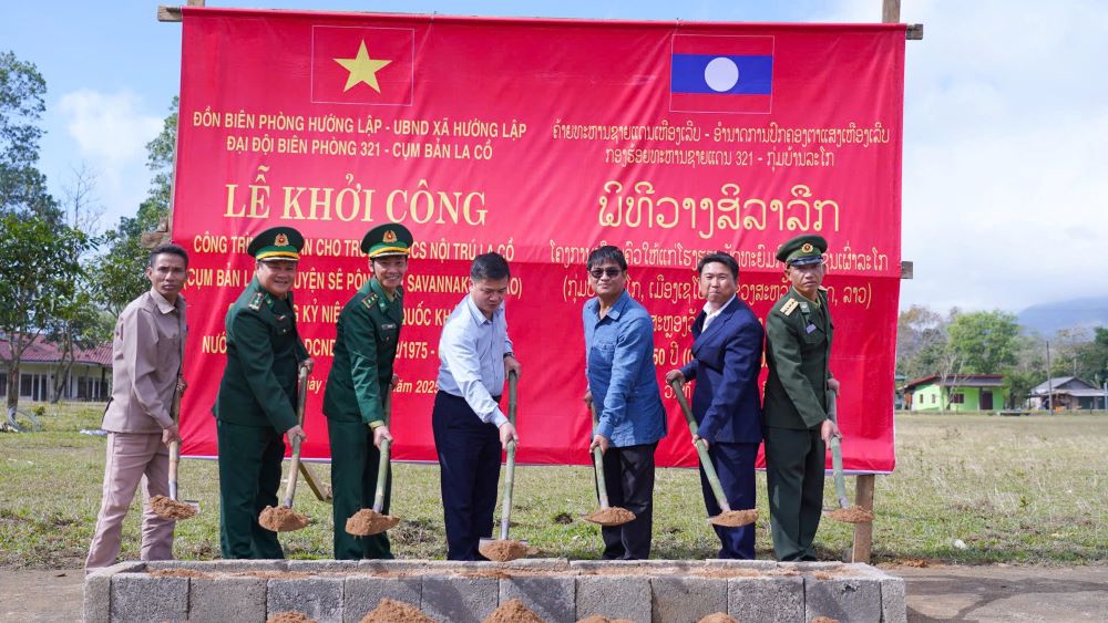 フォンラップコミューン人民委員会とフォンラップ国境警備隊はラオス部隊と調整し、ラコ寄宿中等学校の寄宿食堂の建設を開始した。写真: H.グエン