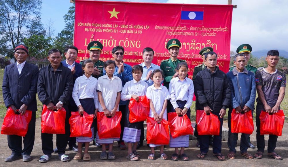 Cac don vi tang qua cho hoc sinh co hoan canh kho khan. Anh: H.Nguyen