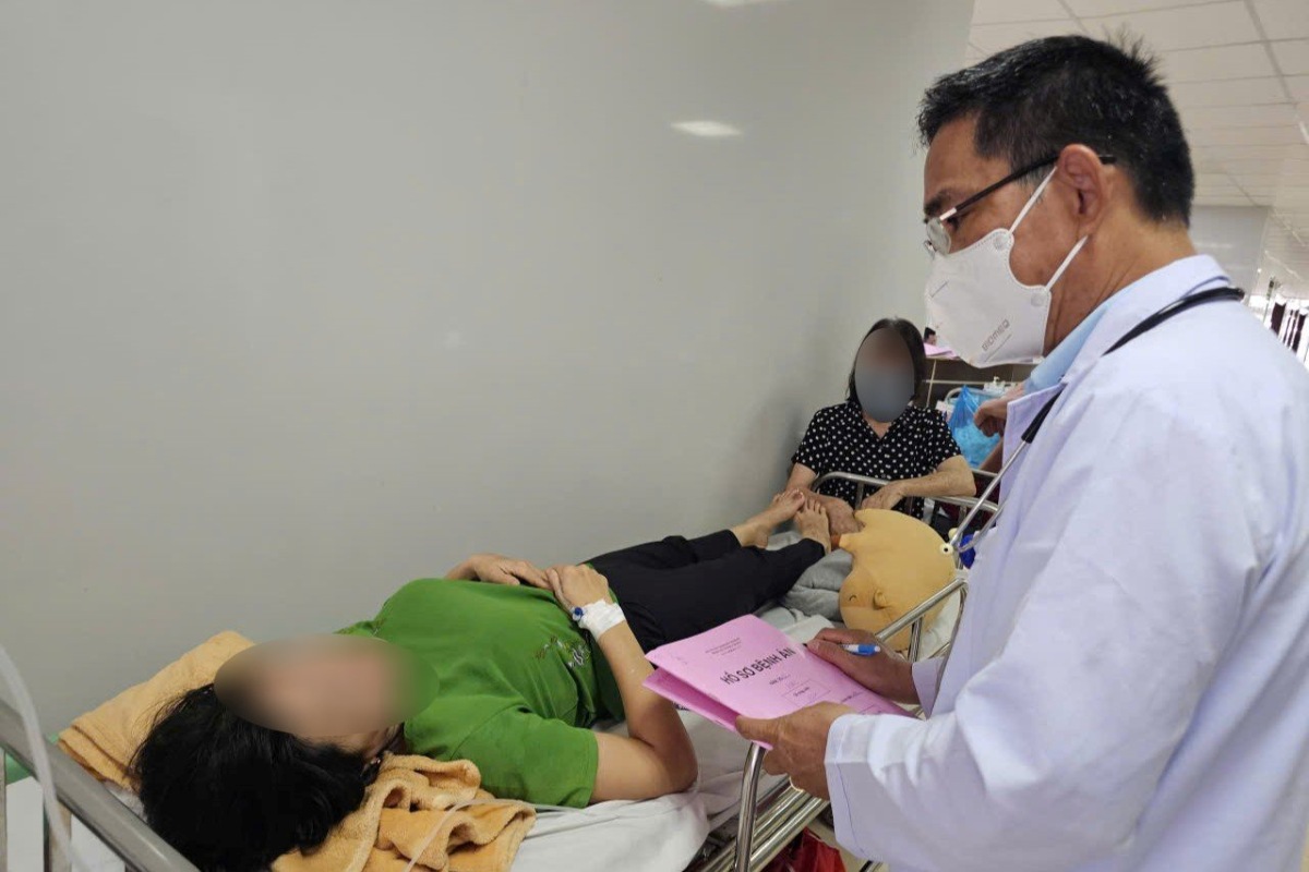 Paciente con intoxicacion alimentaria sospechosa por comer pan tratado en el Hospital General de Ba Ria. Foto: Long Nguyen