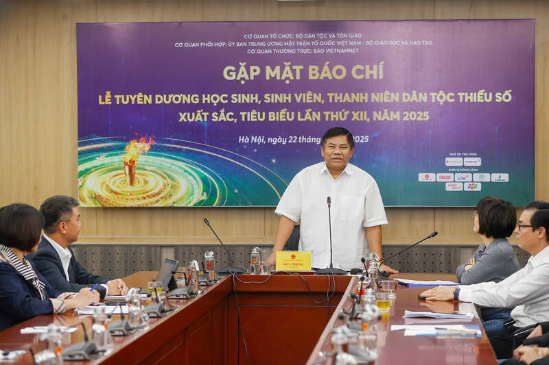 12月22日午後、少数民族・宗教省は記者会見を開き、2025年に12回目となる傑出した少数民族の学生と青少年を表彰した。写真：トゥ・ザン