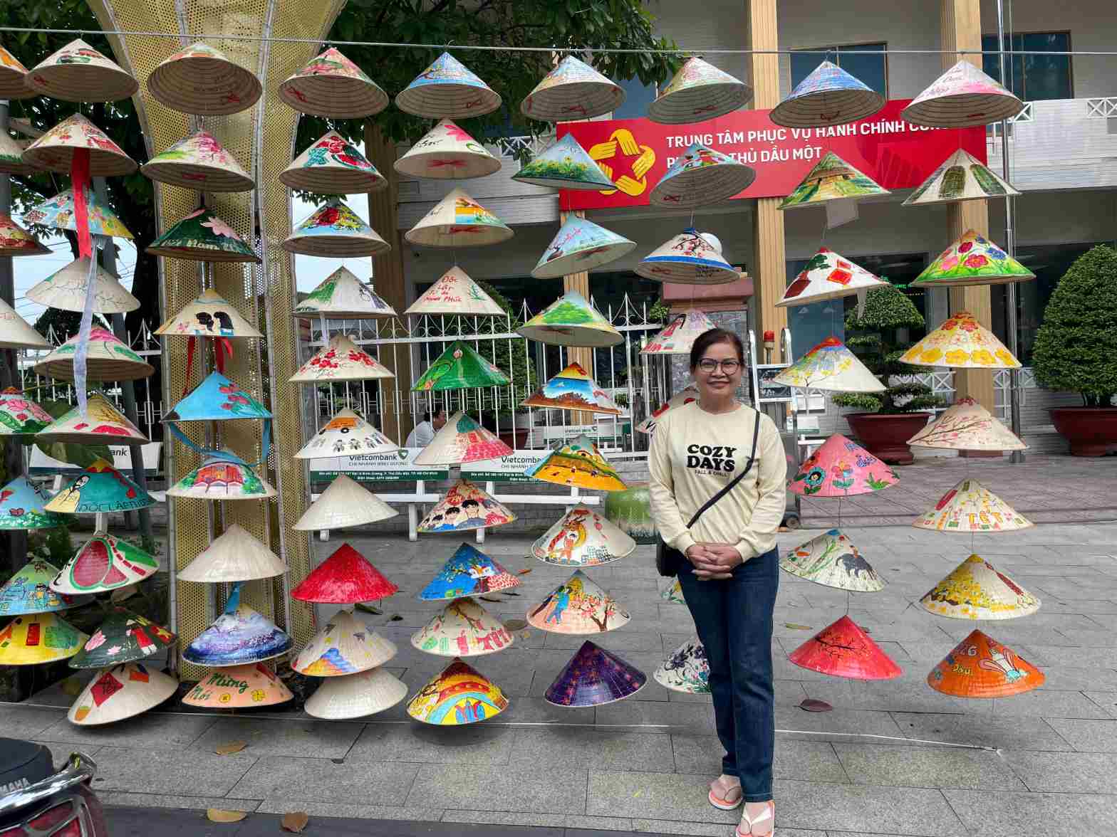 Nhung chiec non la thu hut nguoi dan o phuong Thu Dau Mot. Anh: Dinh Trong