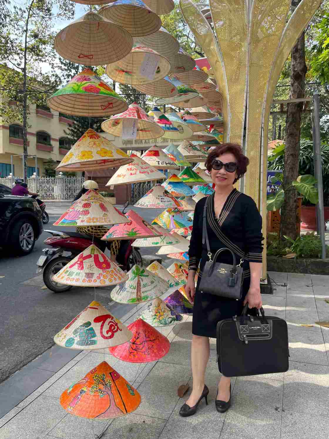 Nguoi dan di lam thu tuc hanh chinh da nan lai de chup hinh “check in“. Anh: Dinh Trong