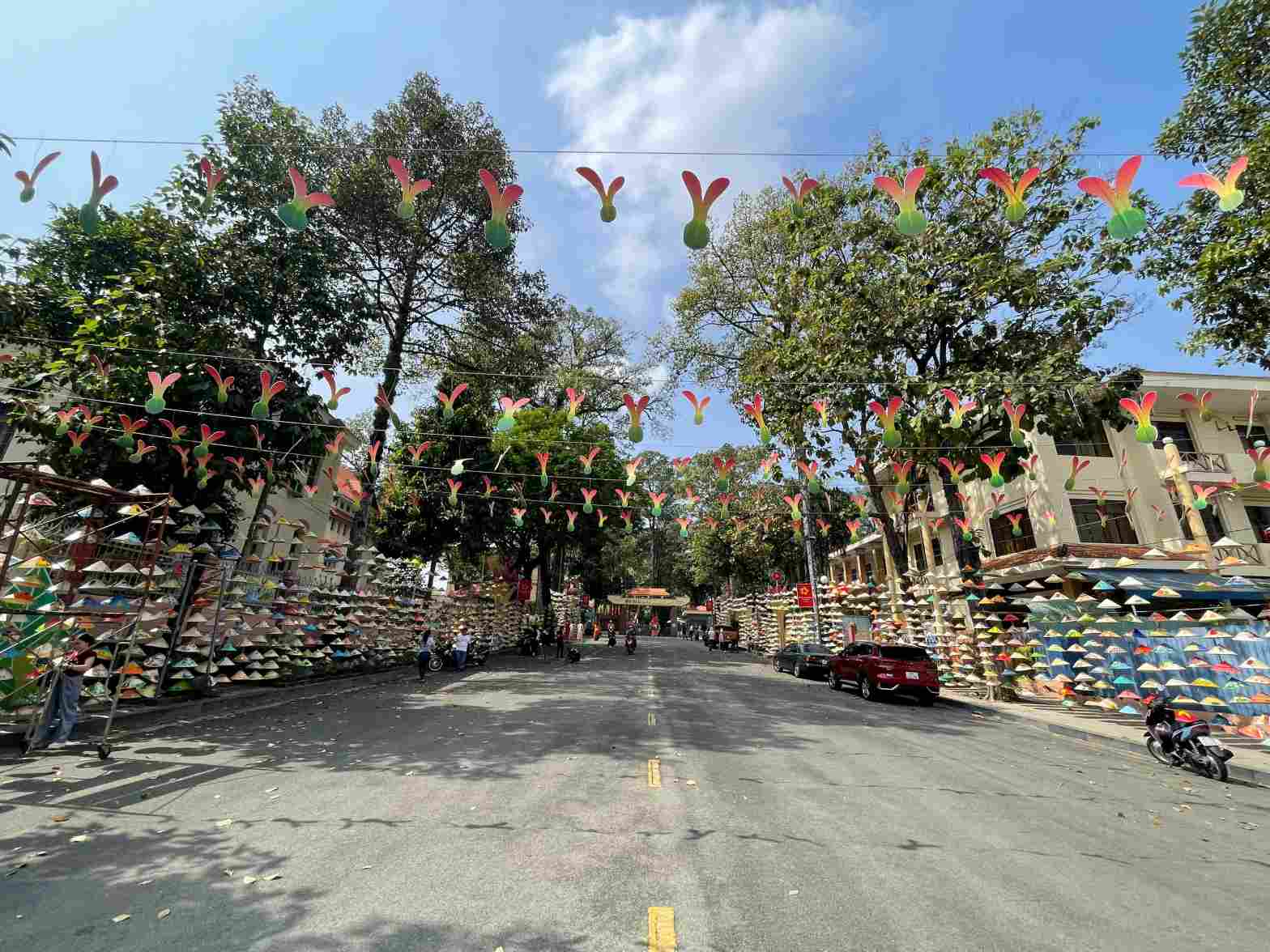 Duong Quang Trung dang duoc trung bay hang ngan chiec non la. Anh: Dinh Trong