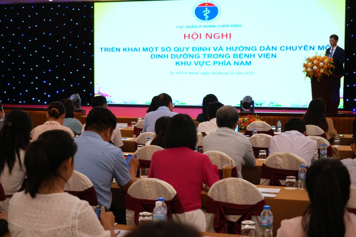 Vista de la conferencia implementando una serie de regulaciones y orientacion profesional sobre actividades de nutricion en el hospital. Foto: Thanh An