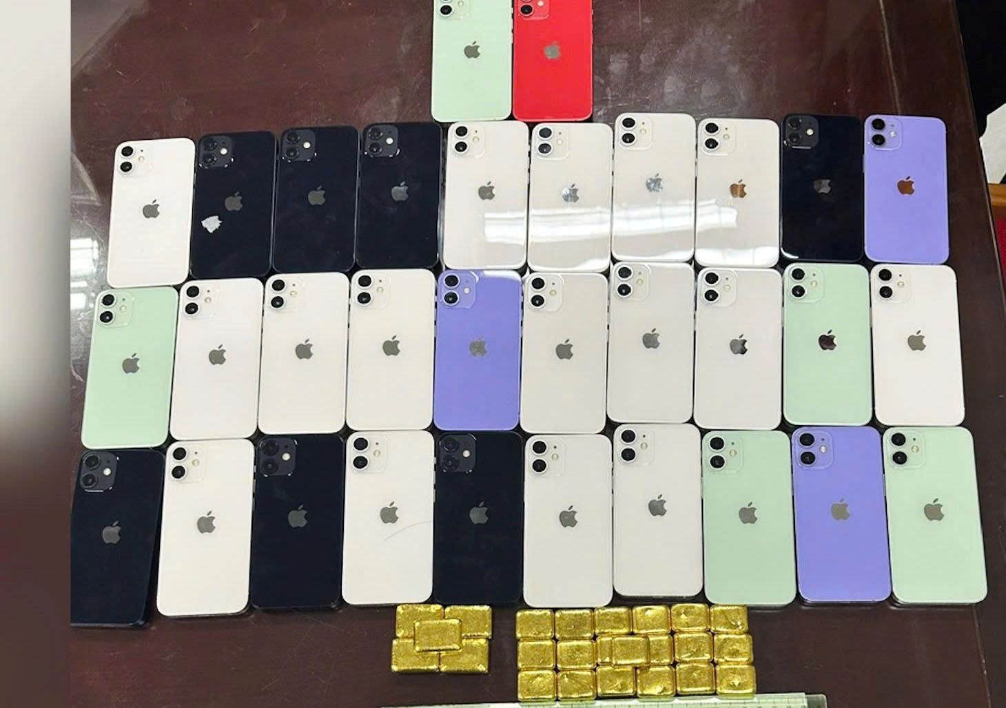 Tang vật gồm 32 chiếc điện thoại và 24 thỏi vàng vận chuyển trái phép mà Công an Khánh Hòa phát hiện. Ảnh: Phương Linh