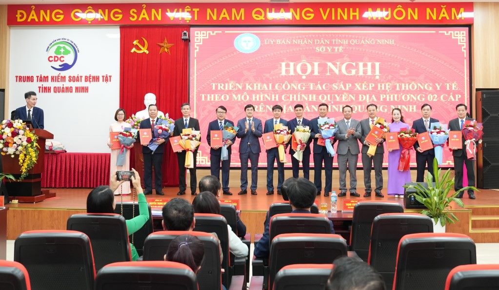 Lanh dao So Y te Quang Ninh trao quyet dinh dieu dong, bo nhiem nhan su dam nhiem chuc vu Giam doc cac co so y te sau sap nhap, sap xep. Anh: Nguyen Trang