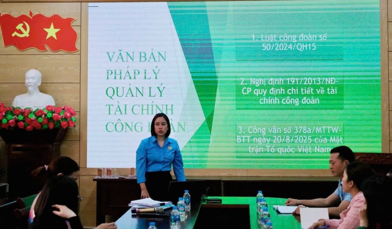 El Comite Ejecutivo del Sindicato de la comuna de Kieu Phu organiza una capacitacion sobre finanzas sindicales en 2025 para el equipo de funcionarios sindicales de base. Foto: CDCS