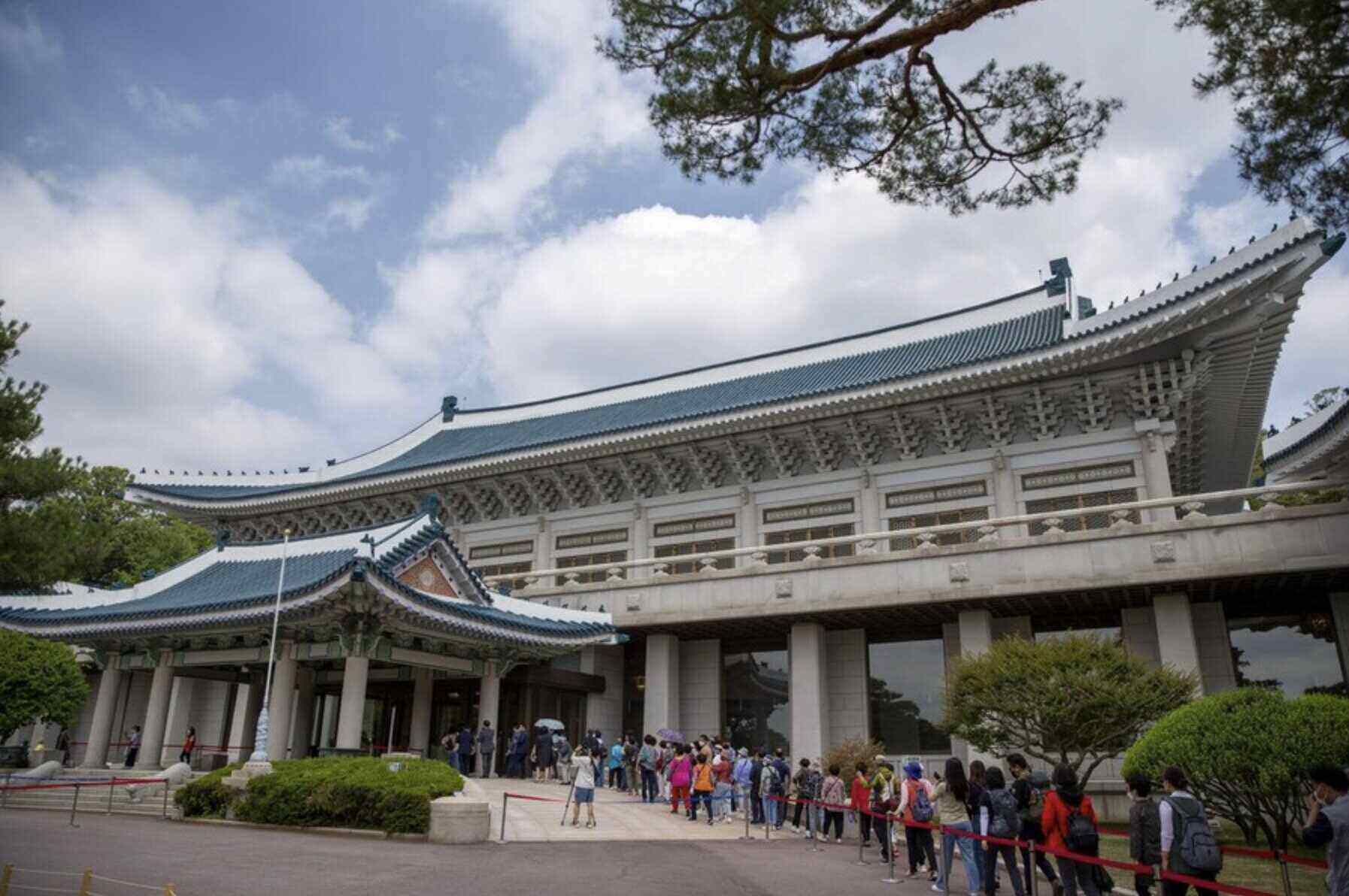 방문객들이 한국 청와대에 들어가기 위해 줄을 서 있습니다. 사진: 신화통신