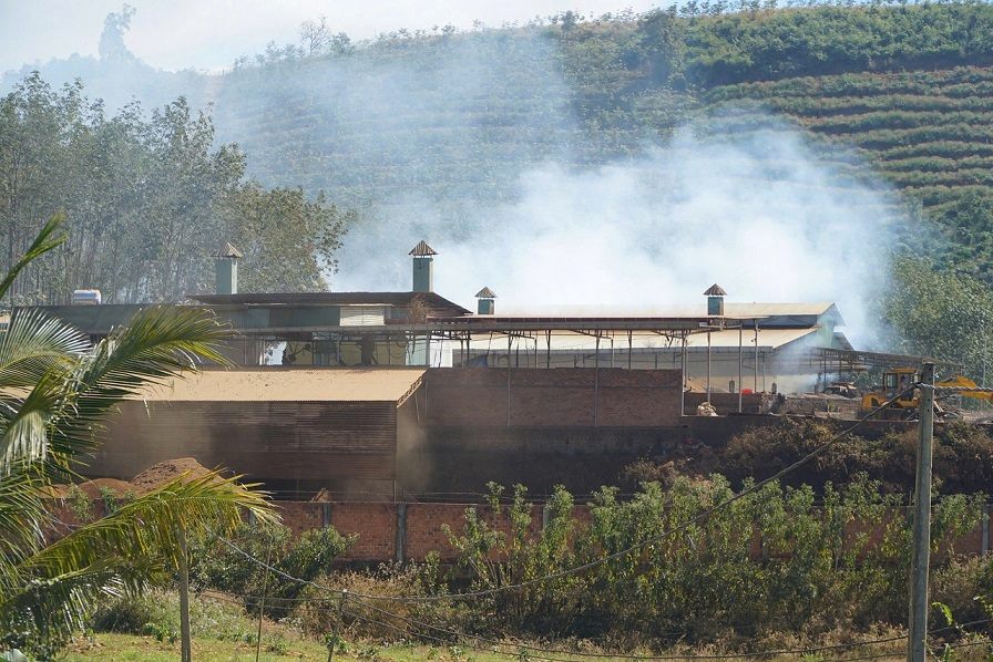La instalacion de secado de cafe del Sr. Nguyen Tien Trong en la comuna de Ngok Reo provincia de Quang Ngai todavia esta operando difundiendo humo y polvo al medio ambiente el 17 de diciembre. Foto: Vien Nguyen