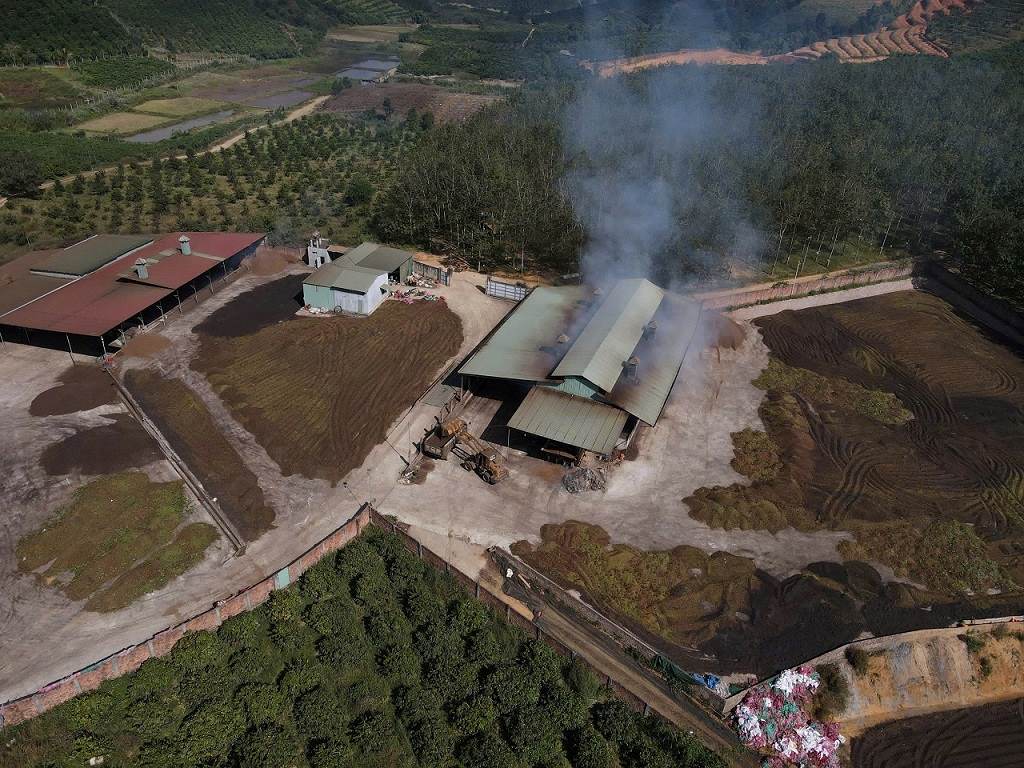 Chinh quyen dia phuong yeu cau Cong ty TNHH Huy Anh Minh tam dung tu ngay 9.12.2025, nhung nhung ngay sau do Cong ty nay van hoat dong binh thuong. Anh: Vien Nguyen