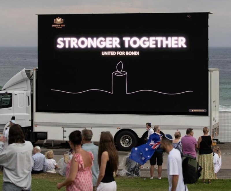 Ceremonia conmemorativa de las victimas del tiroteo en Bondi Australia. Foto: Xinhua