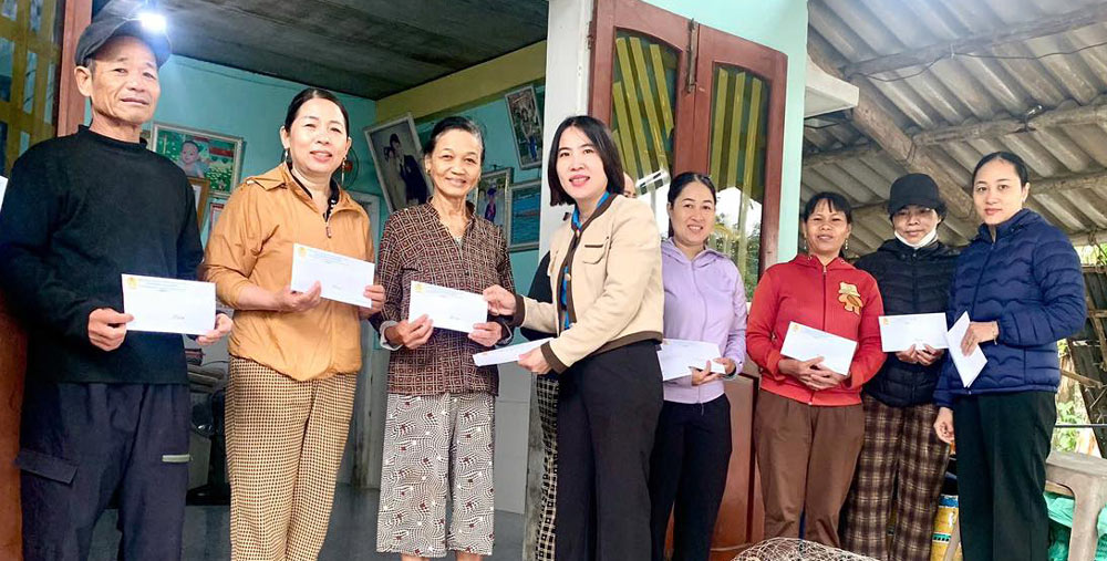 The Trade Union of Nam Phuoc Commune, Da Nang presented livelihood support to fishermen of Duy Vinh Fisheries Union. Photo: Da Nang Trade Union.