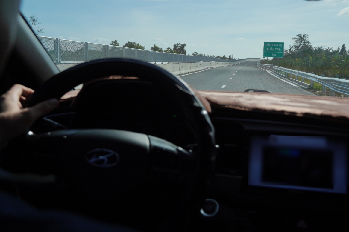 Anh Phong Huy ngay dau lai xe tren cao toc Can Tho - Hau Giang. Anh: Ta Quang