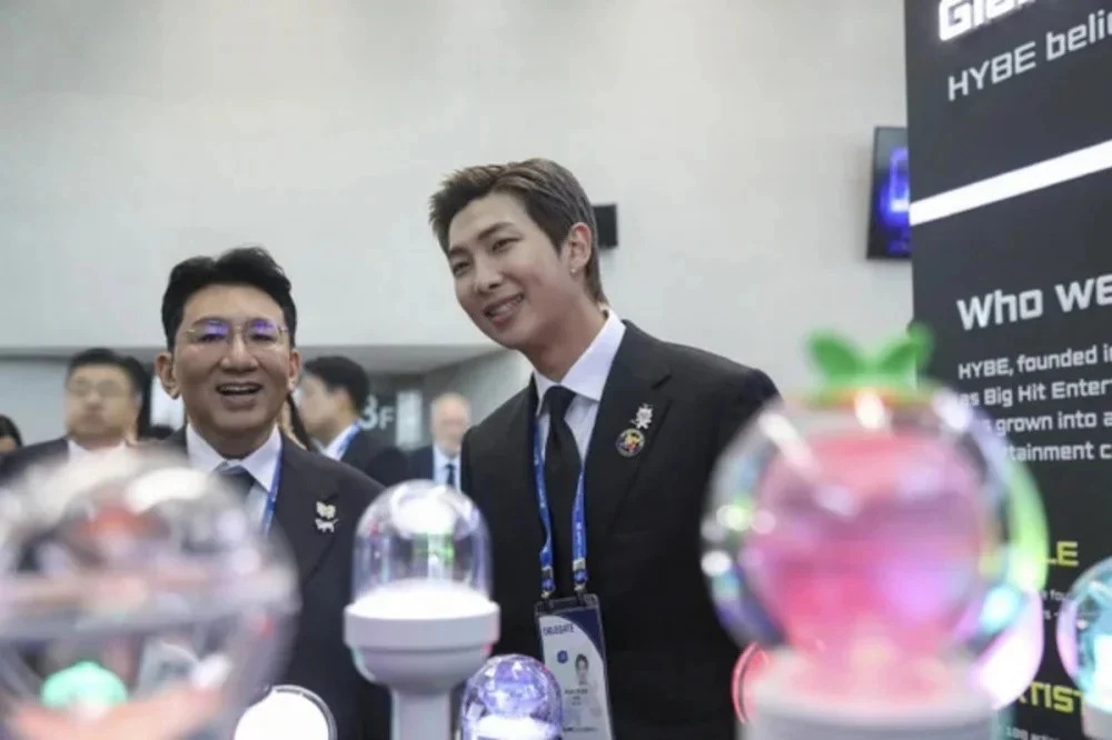 RM BTS (right) and HYBE President. Photo: Lotte.