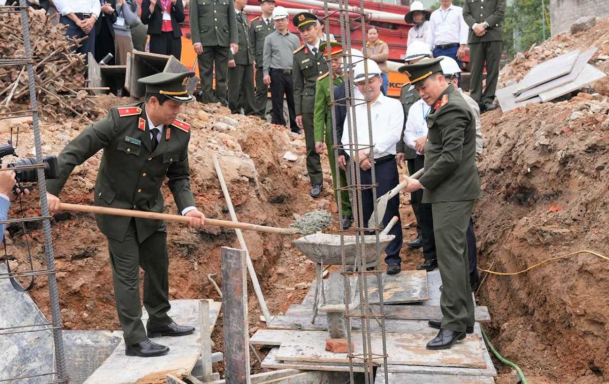 Major General Nguyen Hong Nguyen, Deputy Chief of the Office of the Ministry of Public Security and Colonel Tran Hong Quang, Deputy Director of Nghe An Provincial Police, performed the ceremony of pouring the foundation and mounting the walls of the sponsored houses and the dining room of the Nghe An Provincial Social Work Center. Photo: Ngoc Anh