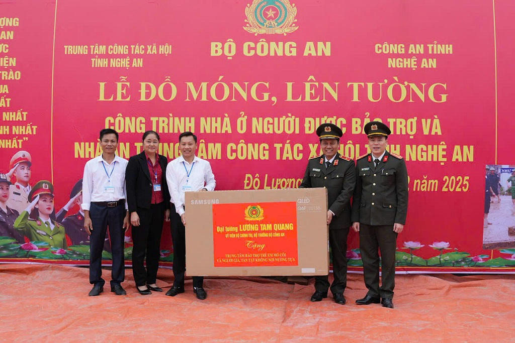 Thieu tuong Nguyen Hong Nguyen, Pho Chanh Van phong Bo Cong an trao qua cua Dai tuong Luong Tam Quang, Bo truong Bo Cong an tang Trung tam cong tac xa hoi tinh Nghe An. Anh: Ngoc Anh