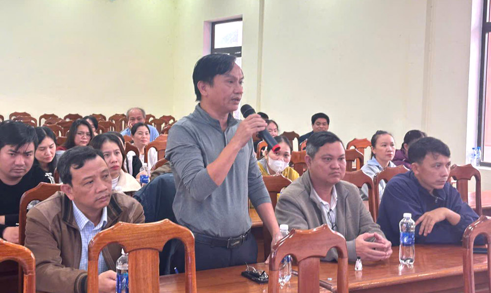 Union members and workers of the Tam Ky Ward Trade Union, Da Nang, asked questions related to insurance policies, especially voluntary social insurance. Photo: Tam Ky Trade Union.