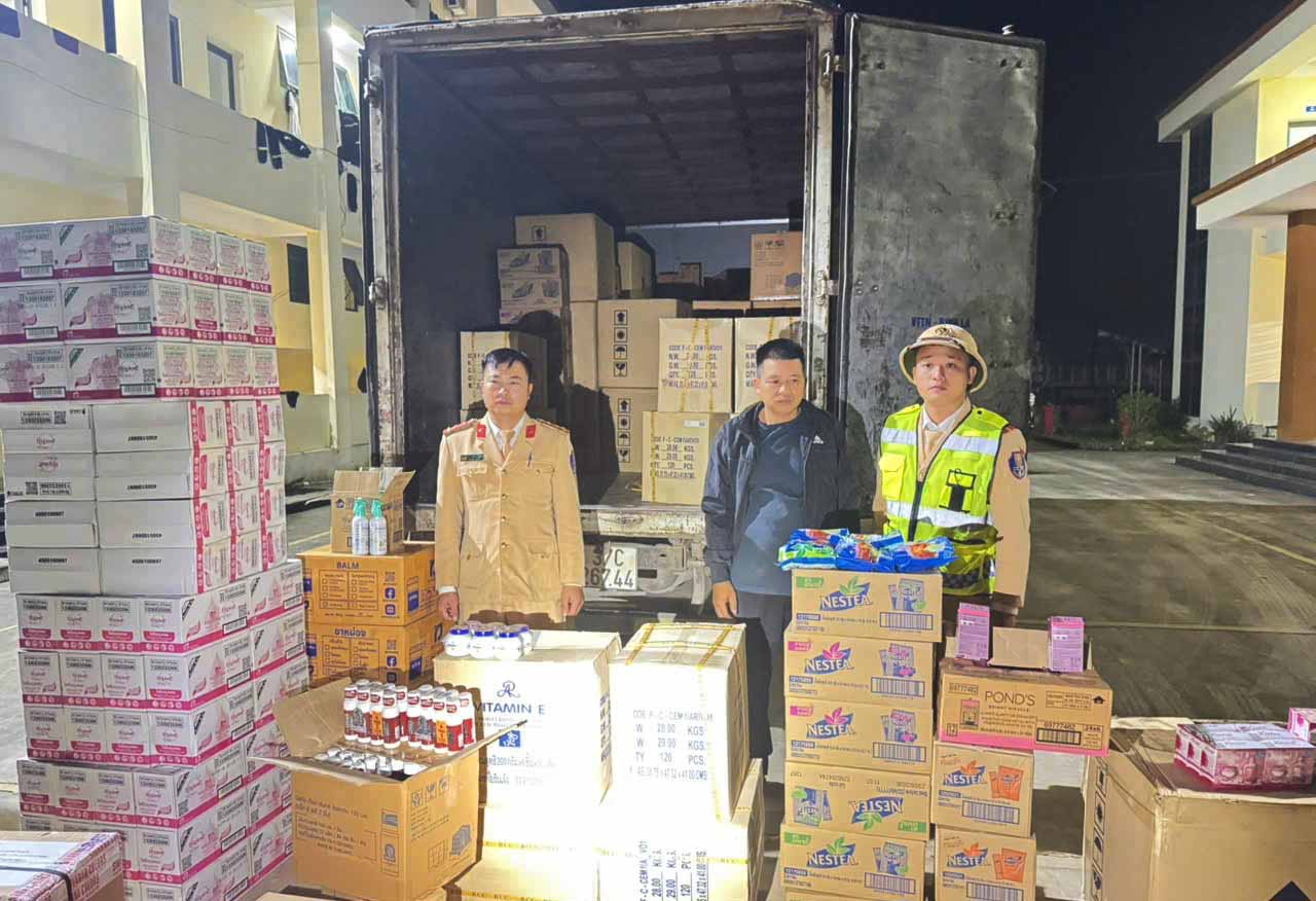 Xe tải chở lô hàng mỹ phẩm không rõ nguồn gốc bị bắt giữ. Ảnh: Công an Hà Tĩnh.