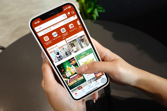 Nguoi dung chi nen mua sam tai ung dung chinh thuc cua san TMDT. Anh: Shopee