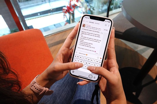 Chat voi nha ban hang de hoi ky thong tin ve san pham la cach giup nguoi mua an tam hon trong qua trinh mua sam. Anh: Shopee