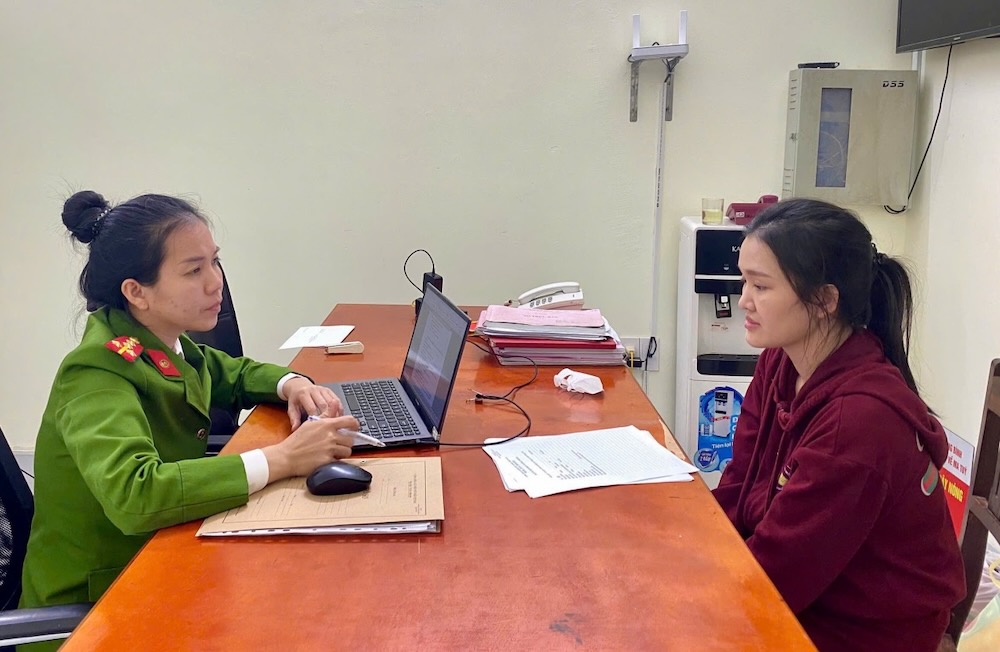 Sau khi bị truy nã, đối tượng Phan Công Hoài Giang ra đầu thú tại cơ quan công an. Ảnh: Công an Quảng Trị