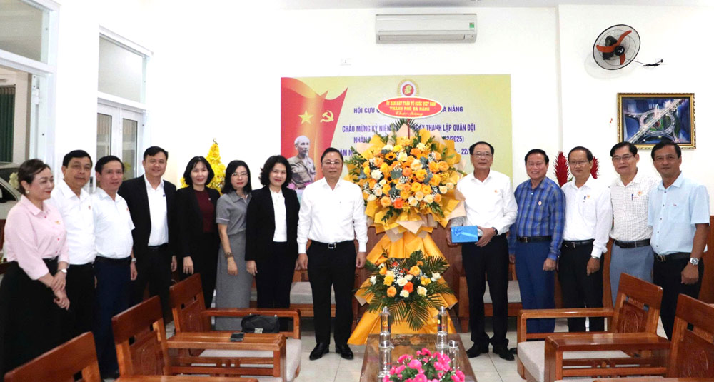 Leaders of the Vietnam Fatherland Front Committee of Da Nang City visited the Veterans Association on the occasion of the 81st anniversary of the founding of the Vietnam People's Army. Photo: Vietnam Fatherland Front of Da Nang.