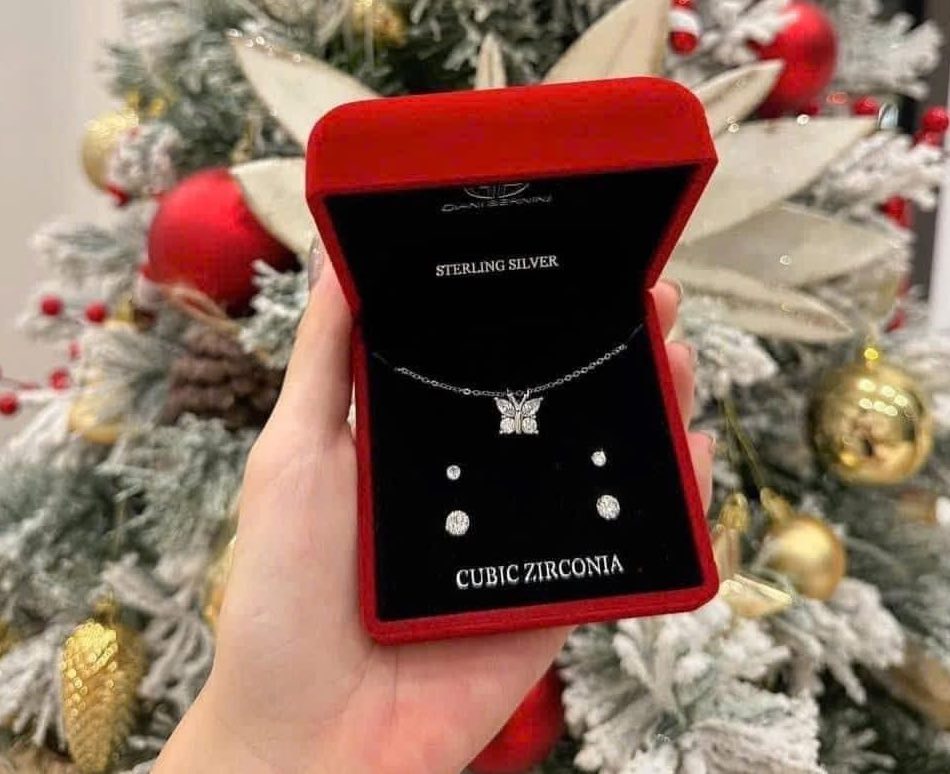 sophisticated jewelry will be a meaningful gift for loved ones at the beginning of the new year 2026. Photo: Huong Lee
