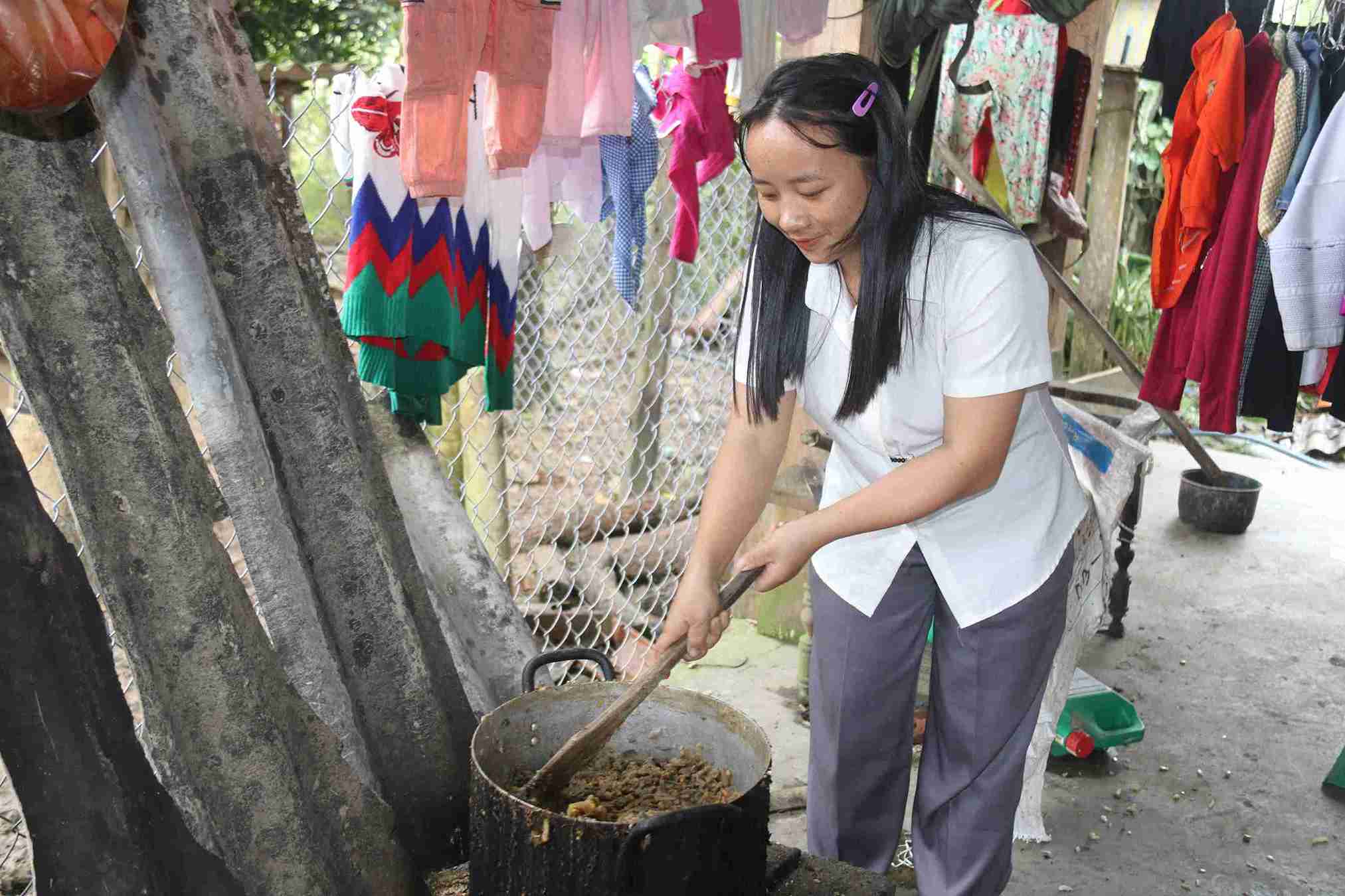 Cac hoc vien vua hoc vua thuc hanh - nau thuc an cho heo. Anh: Bao Lam