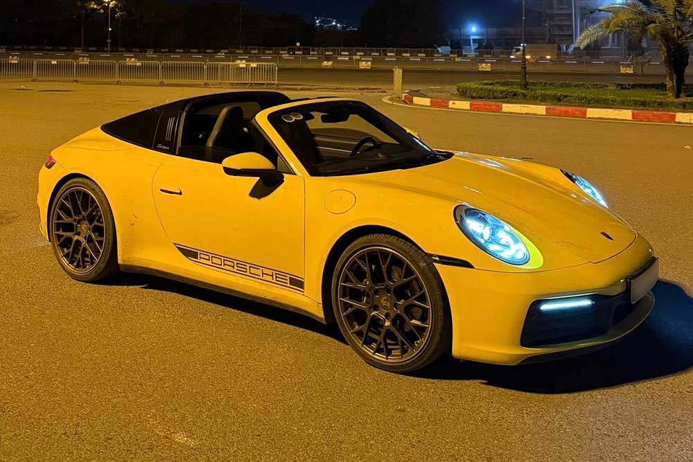 Porsche 911 Targa 992 con un diseño de capo caracteristico que combina estilo clasico y tecnologia moderna aparece en las calles de Vietnam. Foto: Minh Tu