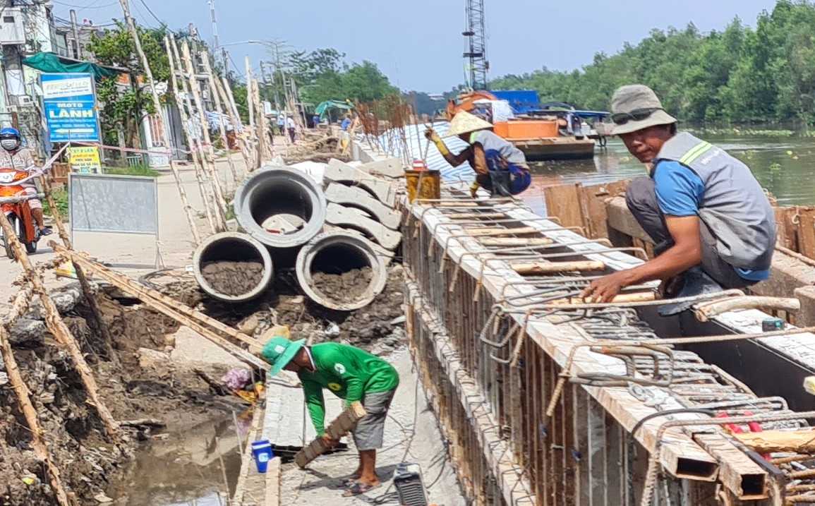 The embankment project on both sides of the Bac Lieu - Ca Mau river is accelerating progress. Photo: Nhat Ho