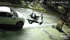 카메라에 포착된 후에에서 새벽 2시에 오토바이를 훔친 두 용의자. 사진: 주민 제공