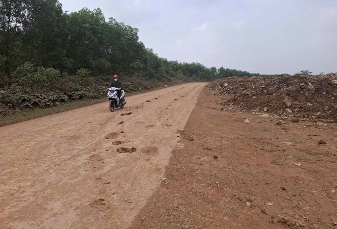 Xe tải chở đất gây bụi mù, trơn trượt tại Hà Tĩnh