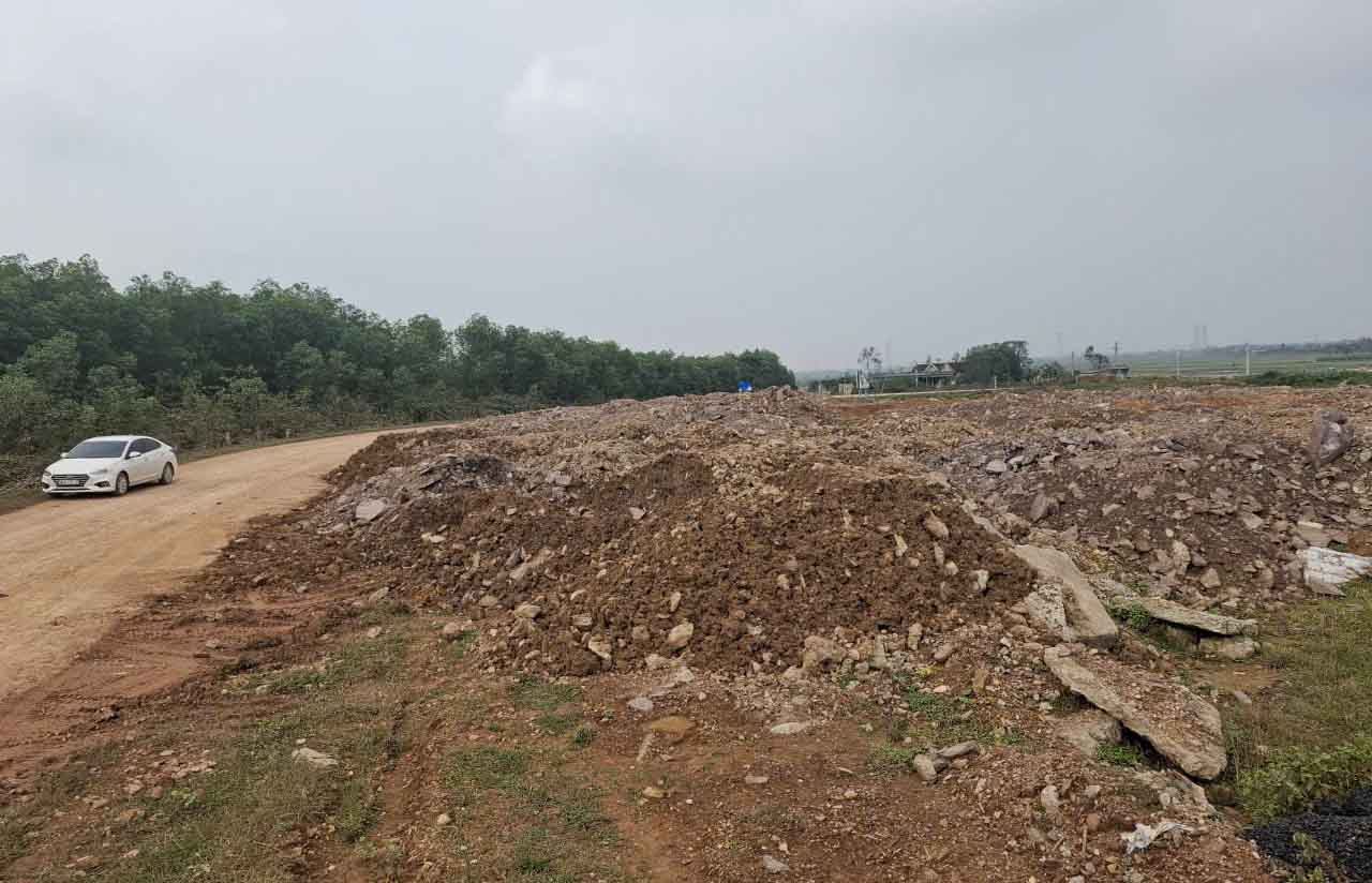 Bãi đổ đất thải. Ảnh: Trần Tuấn.
